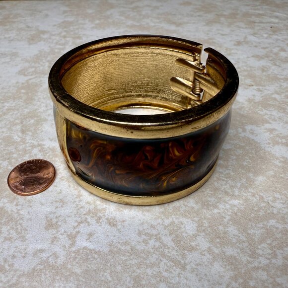 Vintage Gold Tone Faux Tortoise Lucite Hinged Bangle Bracelet 1.5โ Wide - Picture 7 of 7